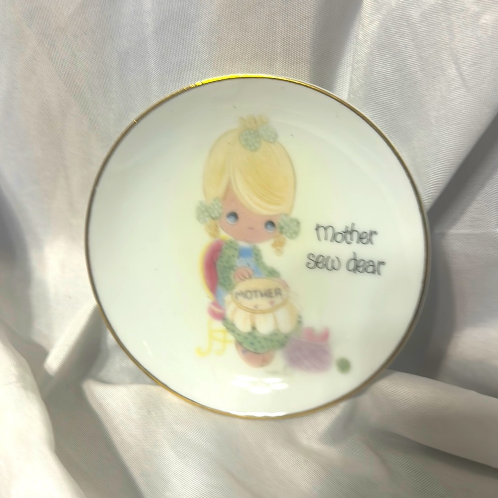 Precious moments collectible plate Mother Sew Dear
